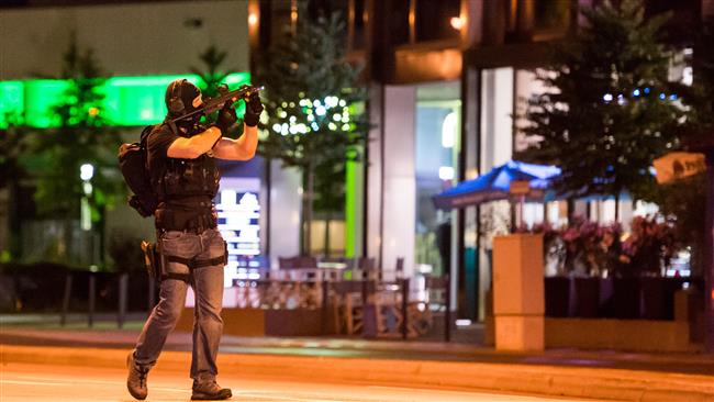A policeman secures the area around a shopping mall in Munich  after a shooting rampage that killed eight people, on July 22, 2016. (AFP photo)
