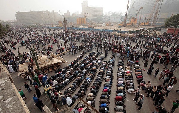 انقلابیون مسلمان مصری در حال اقامه نماز