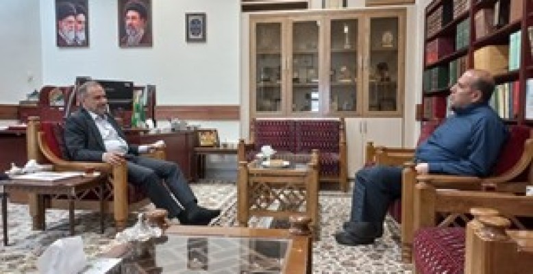 اهدای «دایرة‌المعارف ۲۳ هزار شهید ترور» به مدیرکل بنیاد شهید تهران بزرگ
