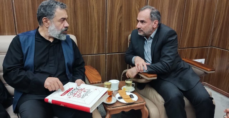  آئین اهدای کتاب «دائره‌المعارف 23000 شهید ترور» به حاج محمود کریمی