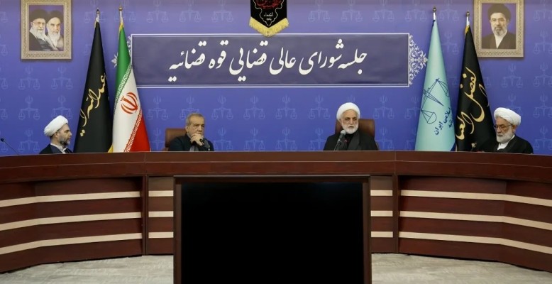 منافقین و نفوذی‌ها دنبال سرگرم کردن مردم به مسائل دست چندم هستند